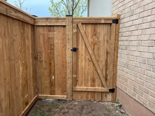 FENCES/ FENCE POSTS in Fence, Deck, Railing & Siding in Oakville / Halton Region - Image 5