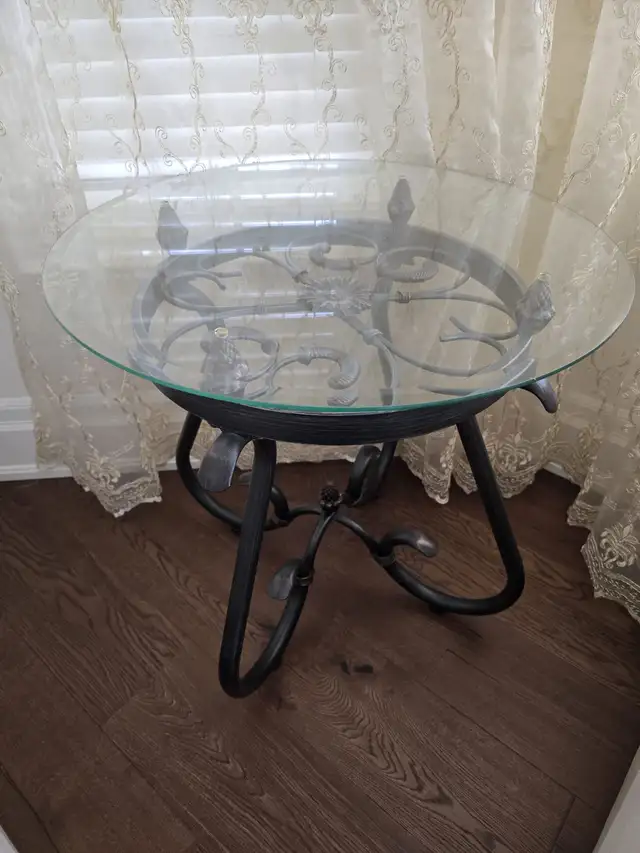 Living room set with coffee table two side table with two floor in Couches & Futons in Markham / York Region - Image 8