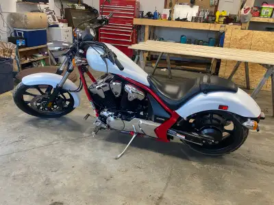 Long, low, and cool — this 2014 Honda Fury is a head-turning chopper-style cruiser that blends class...