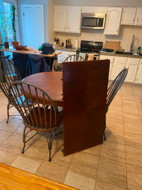 Table de cuisine rond de 4 pieds diamètre , rallonge, 4 chaises