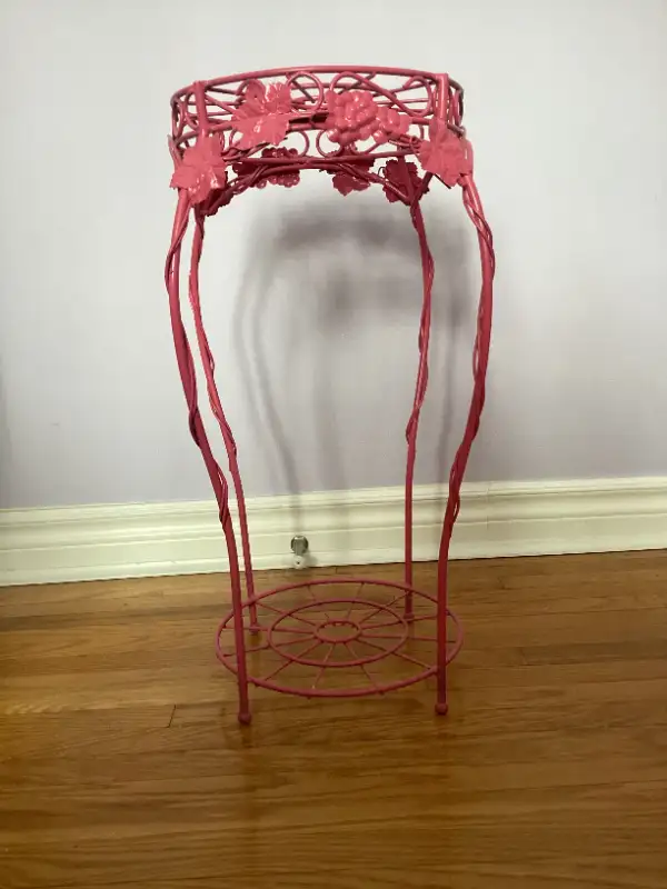 Vintage Metal Table & Acrylic Lamp in Other Tables in Oakville / Halton Region - Image 3