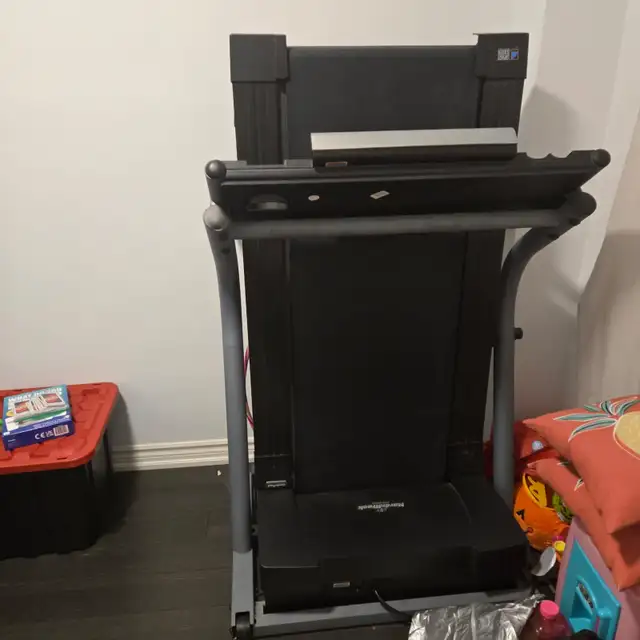 Treadmill in Exercise Equipment in Oakville / Halton Region - Image 2