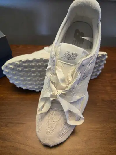 1) Brand New in original box, New Balance 327 Women's White Lace Sneakers. Known for its BRAND. Got...
