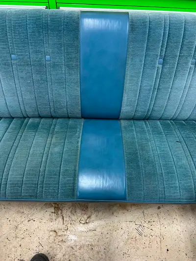 1978 gmc truck seat very nice WILL NOT REPLY TO EMAILS 403-391-0827