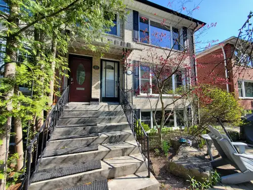 *Facing a Park of mature trees located in a quiet enclave a dead end street in The Beach* 1 bedroom...