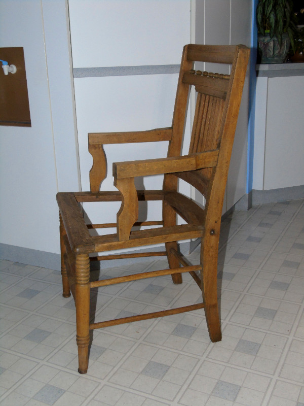 Chaise Antique à 2 bras (capitaine) en chêne (bois dur) dans Chaises, Fauteuils inclinables  à Ville de Québec - Image 2
