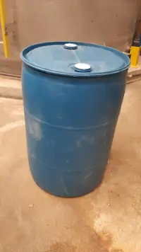 Barils de plastique 45 gallons à donner