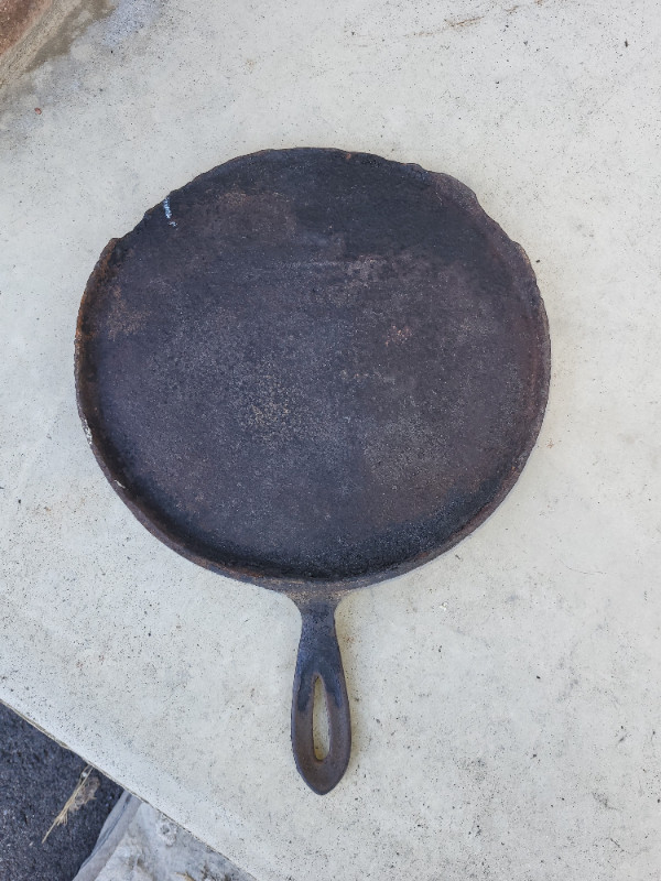 Antique cast iron skillet 10 inches in Arts & Collectibles in Hamilton