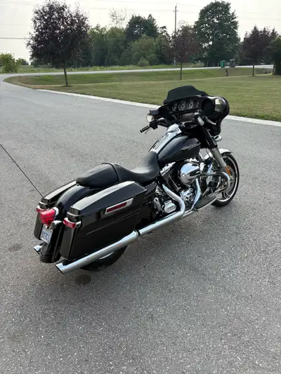 Very low Kilometres (7400) like new. Extra accessories. Service manual.