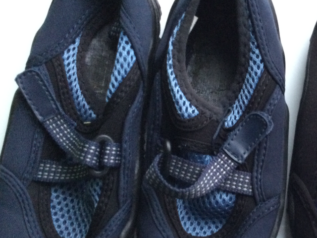 Souliers d’eau gr. 9-10 ou gougounes 3-4; beach shoes in Kids & Youth in Longueuil / South Shore - Image 5