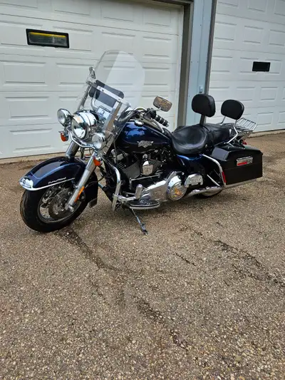 2013 Harley Davidson Road King FLHRC 783lbs Detachable Windshield. Beautiful, big bike. Everything w...