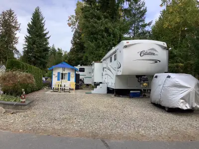 Looking for a great place to get away and enjoy nature? This beautiful corner lot in Caravan West Rv...