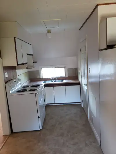 Quiet, large 2 bedroom apartment on the upper level of a triplex apartment unit. Recently renovated...