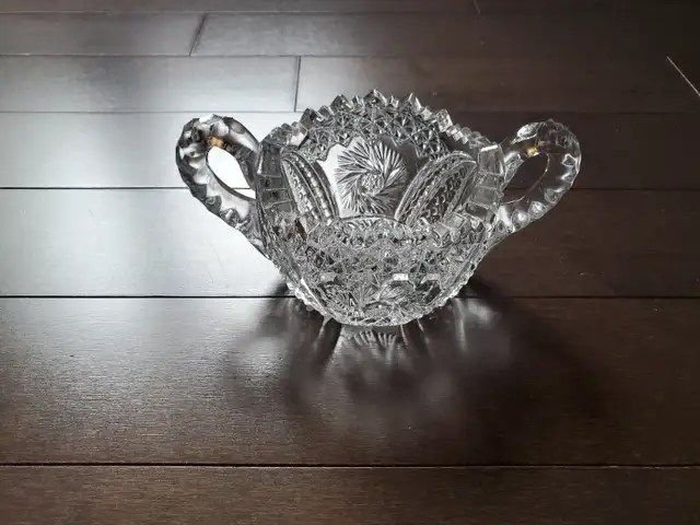 Vintage Crystal Pinwheel bowl with handles used/cristal pinwheel in Other in West Island - Image 3