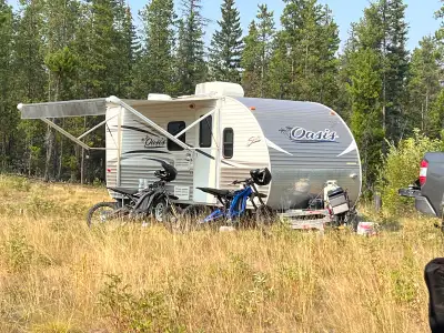2016 Shasta Oasis 18BH lightweight (UVW 3163 lbs, dry hitch weight 349 lbs) travel trailer for sale....