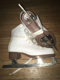Size 2 girls figure skate white leather like new-half price