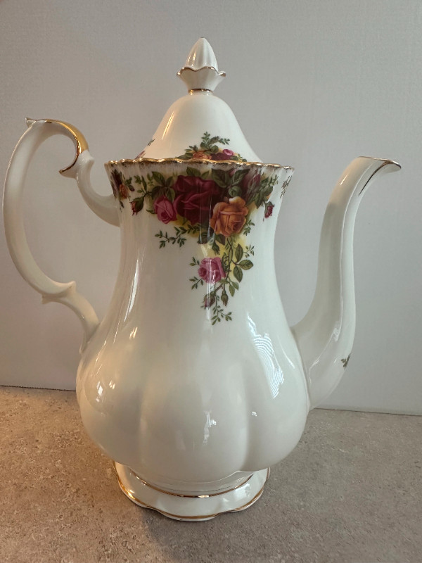 Old Country Roses Coffee Pot in Arts & Collectibles in Lethbridge - Image 3