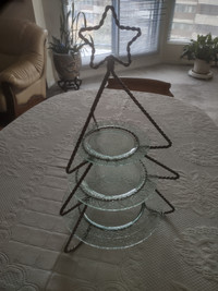 Support en forme de sapin de Noël en métal et assiettes en verre