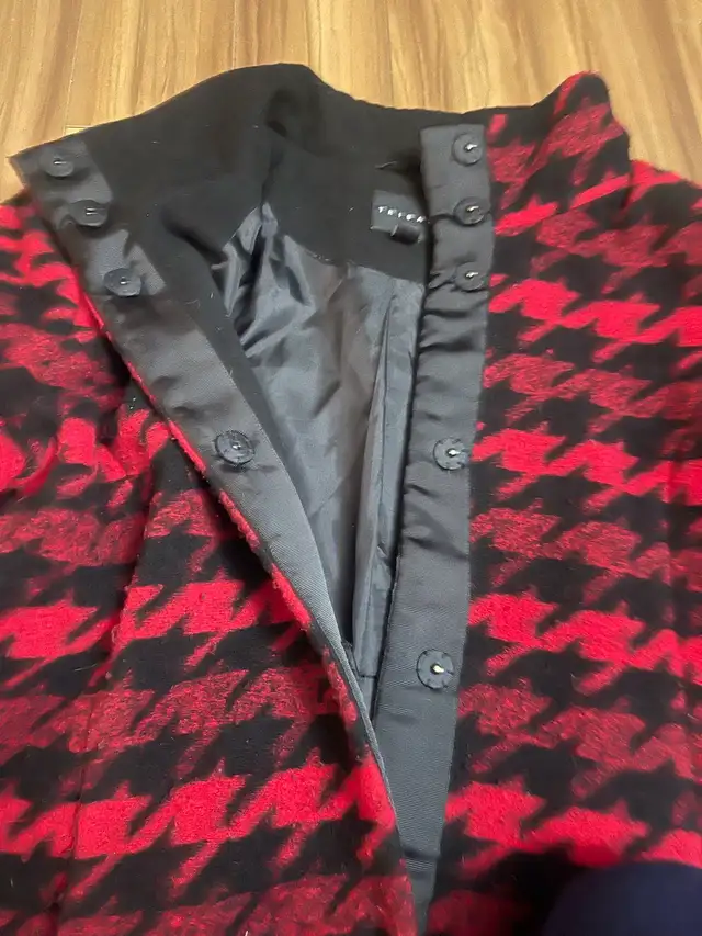 Manteau Tribal rouge et noir (taille M) in Women's - Tops & Outerwear in Laval / North Shore - Image 4