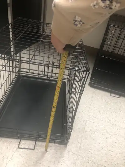 medium pet crate. collapsible. removable tray. 25"x 17"x19"