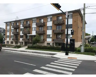 Très Beau 4-1/2 chauffage inclus. Balcon, situé dans immeuble et coin tranquille, tout rénové, planc...