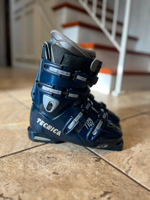 24.5 Tecnica ski boots (men's 6.5 woman's 7.5) in Ski in Kingston - Image 4