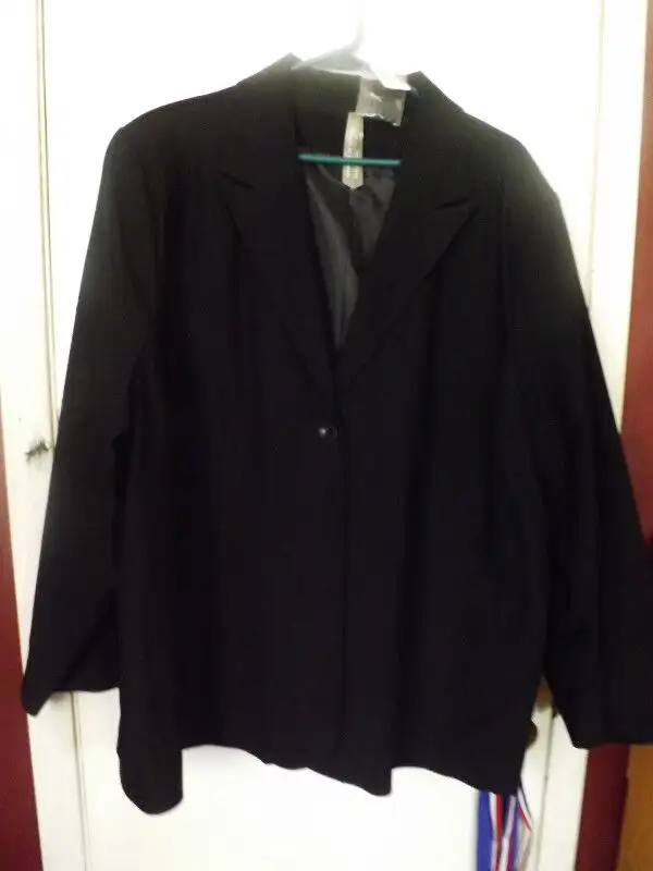 BLACK DRESS JACKET in Women's - Tops & Outerwear in Cape Breton - Image 2