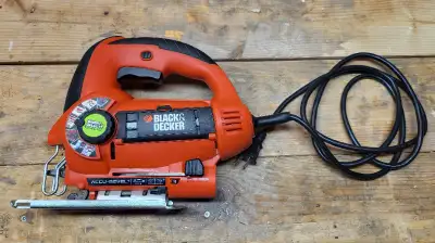 Black and Decker corded jigsaw with one lightly used blade. Model JS660. Lightly used over the years...