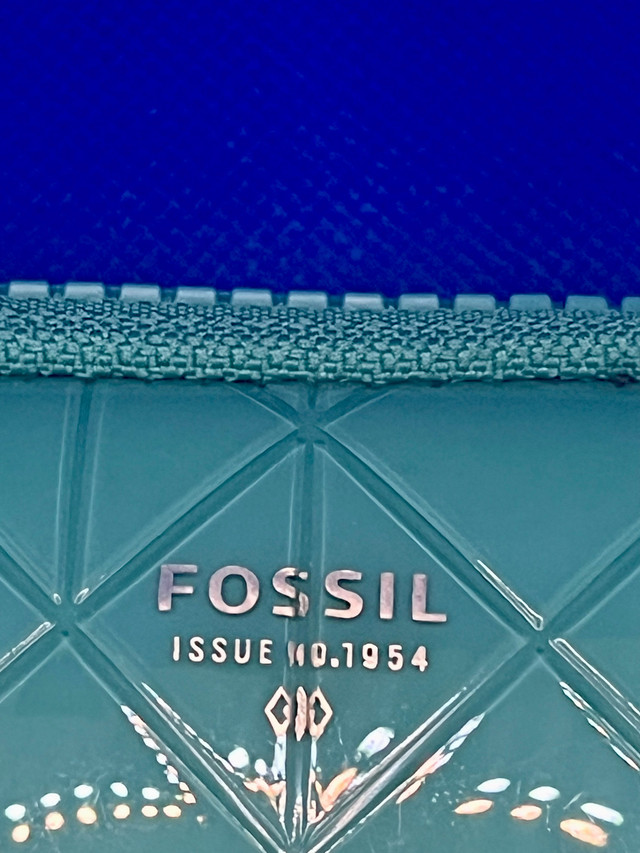 FOSSIL COSMETICS  BAG BRAND NEW LARGE  in Women's - Bags & Wallets in Barrie - Image 2