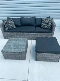 Outdoor patio sectional set w/ table