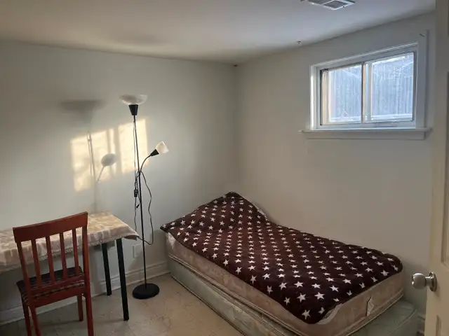 STEELES AND BATHURST BRIGHT ROOM BASEMENT NORTH YORK NEAR BUS