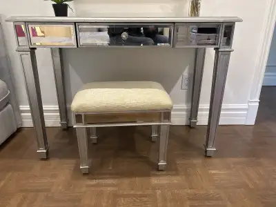 Je vends un meuble de maquillage élégant avec un banc assorti et un rangement intégré pour les bijou...