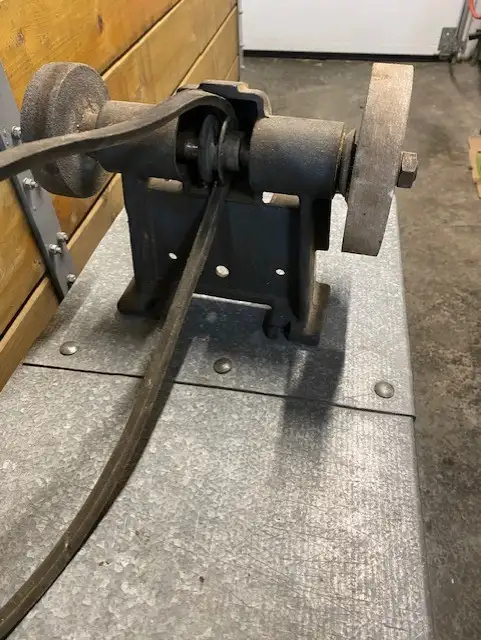 Meuleuse d'établi - BENCH GRINDER BELT DRIVEN in Power Tools in Saint-Jean-sur-Richelieu - Image 5