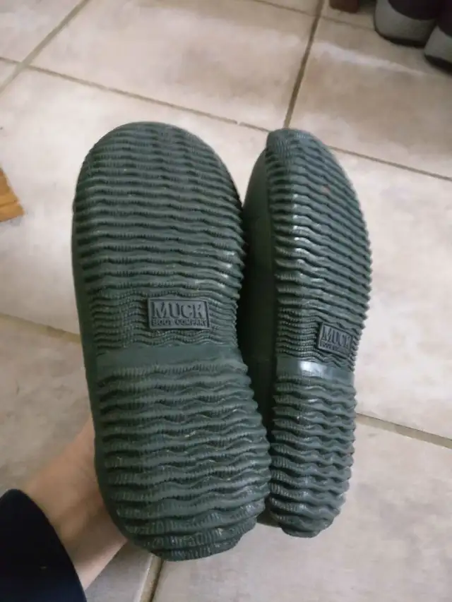 Muck Boot Shoes Size 4/4.5 in Kids & Youth in Calgary - Image 4