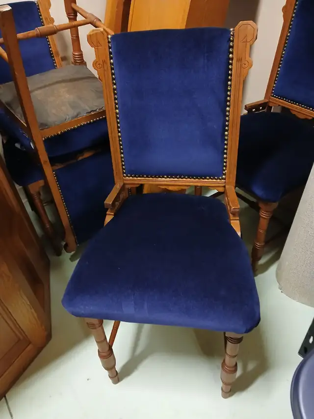 Blue velvet chairs in Chairs & Recliners in Stratford - Image 3