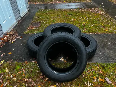 4 pneus d'hiver GENERAL 235/65R17po, bon pour 3 saisons et plus encore, Prix 350$, Contactez-moi 819...