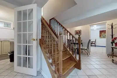 LARGE-BEAUTIFUL suite avail- Markham