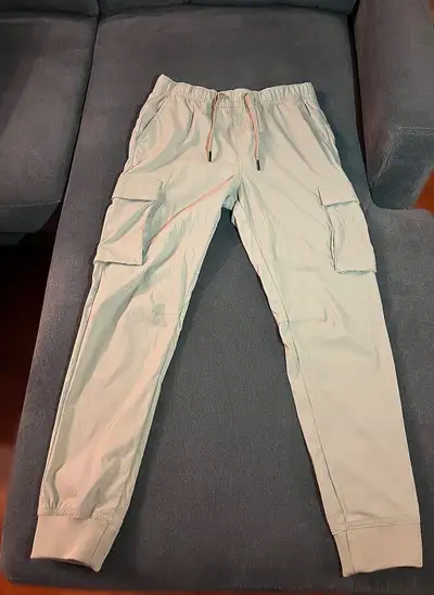 It's in a light beige color & has a nice texture feel on the outer shell. Men size. Like new conditi...