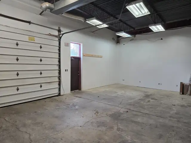 LOCATION! LOCATION! LOCATION! Prime Retail/Warehouse Space Lease in Commercial & Office Space for Rent in Oakville / Halton Region - Image 5