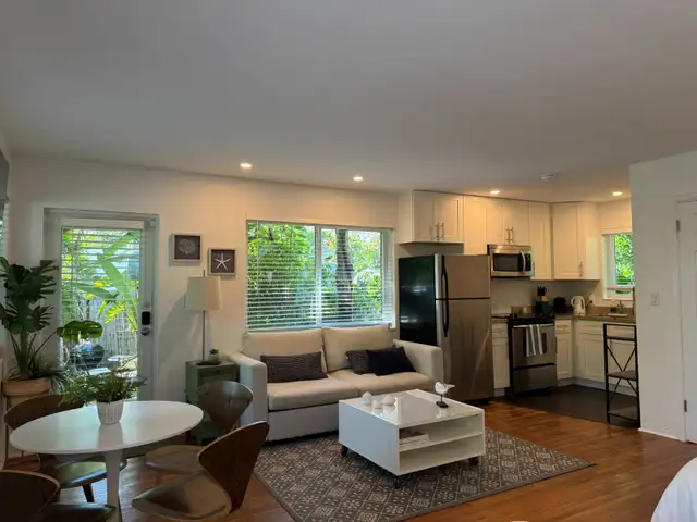 Cottage, Steps from Downtown & Beach - Special! DEC + JAN $3000 in Florida in Canada - Image 11