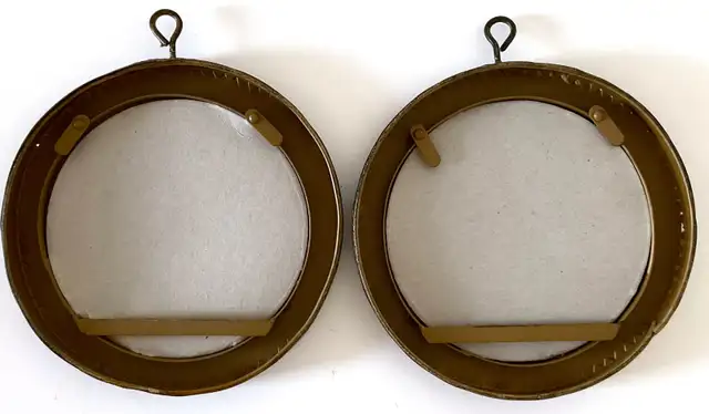 Vintage. Collection. Ensemble de 2 cadres ronds en fer patiné in Arts & Collectibles in Lévis - Image 7
