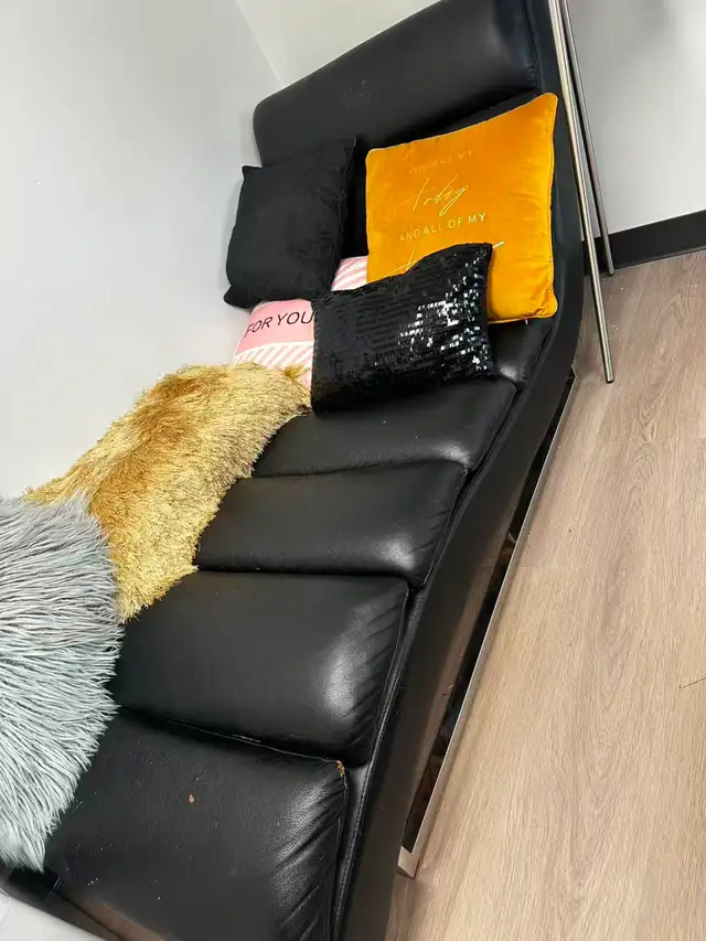 Office Desk - Furnitures - moving sale in Desks in Calgary - Image 8