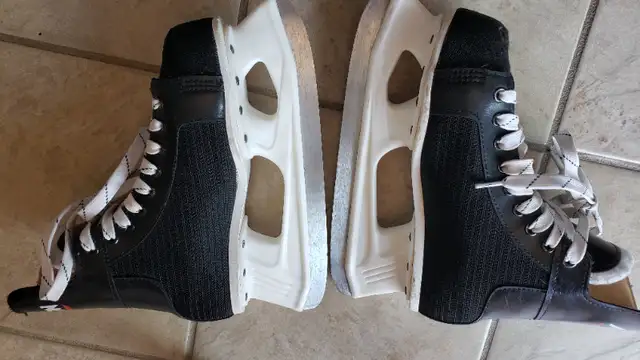 Youth Hockey Skates-Size 7 in Hockey in Oakville / Halton Region - Image 3