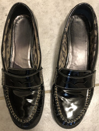 Women's Penny Loafers/Shoes  - Blk Patent Leather - sz 7