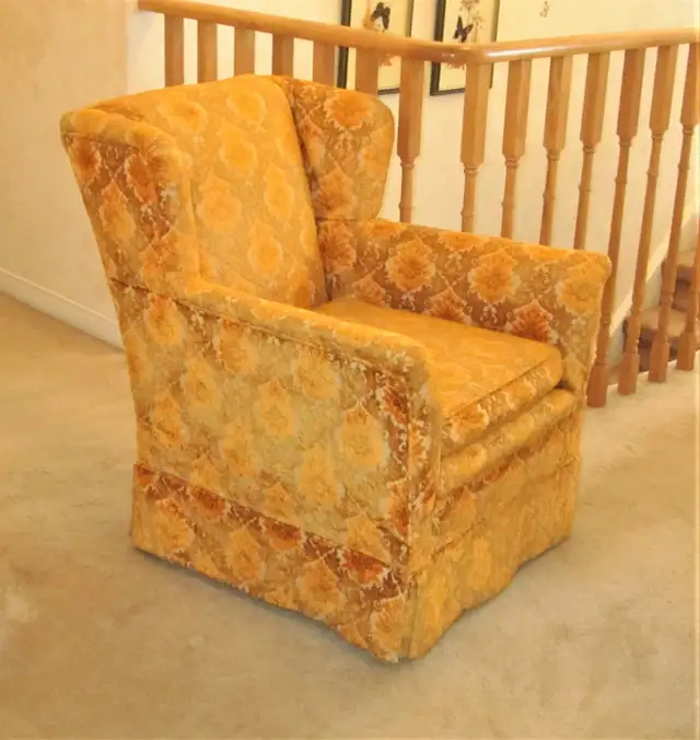 Mid-Century Wingback Arm Chair Original Velveteen Upholstery in Chairs & Recliners in Markham / York Region - Image 4