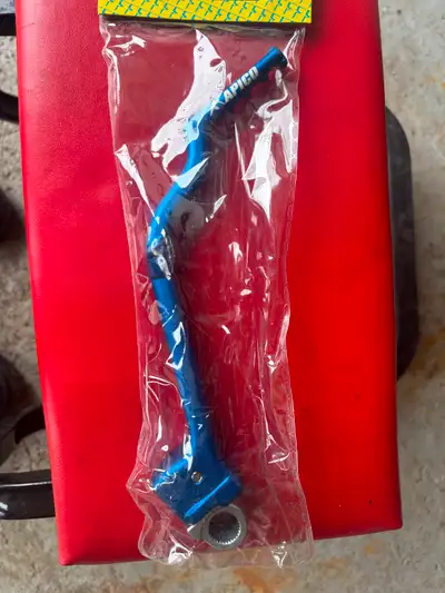 Blue kick start for yz250/yz250x Brand new in package.
