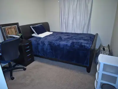ROOM FOR RENT $700/month with Utilities (Move Immediately or 1 Dec) 6 min walk to C-Train. 3 min wal...