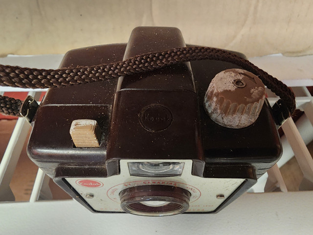 Kodak Brownie Holiday Camera Very Rare CollectablePortableCamera in Cameras & Camcorders in Windsor Region - Image 2