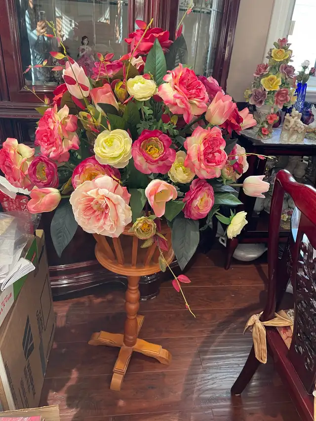 vintage solid wooden planter , excellent condition!  in Dining Tables & Sets in Hamilton - Image 4