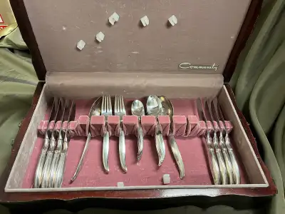 Vintage 1847 Rogers Bros. “Flair” silverplate flatware set in storage chest which is included. 34 Pi...